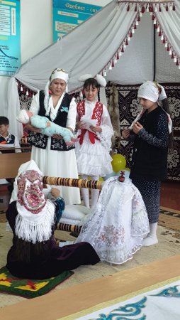 Қазақ халқының салт-дәстүрлері мен әдет-ғұрпының тәрбиелік мәнін ұғындыру, баланың бойына адамершілік қасиеттерін қалыптастыру